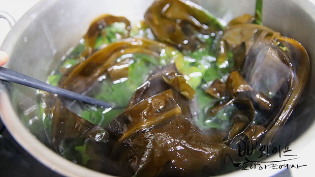 Blanch the fresh seaweed — step photo 1