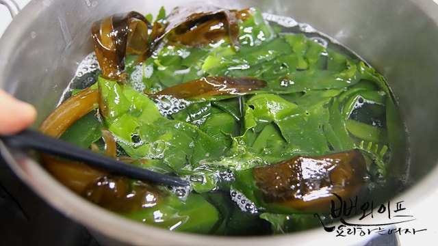 Blanch the fresh seaweed — step photo 2
