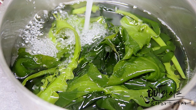 Blanch the fresh seaweed — step photo 1