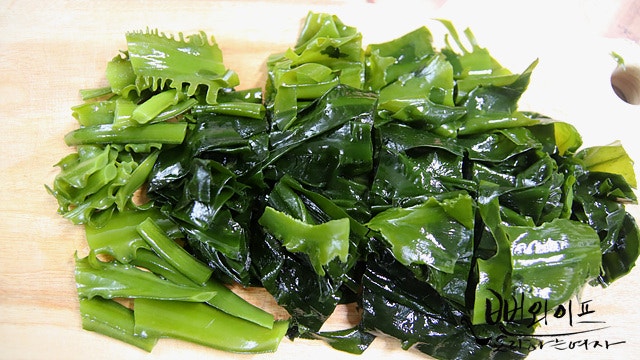 Blanch the fresh seaweed — step photo 2