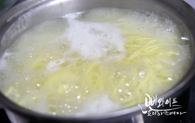 麺をゆでる — 手順の写真 1