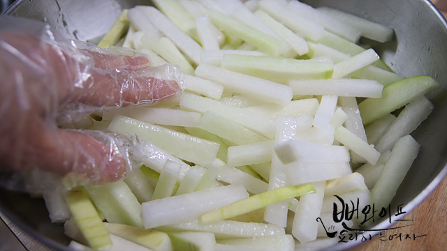Salt and cure the radish — step photo 1