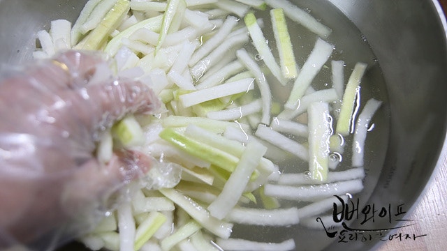 Salt and cure the radish — step photo 2