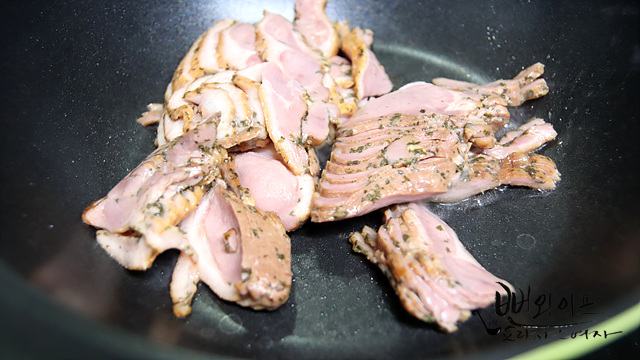 鴨肉を炒める — 手順の写真 1