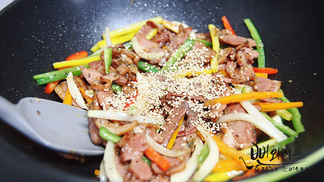 調味料と野菜を加えて炒める — 手順の写真