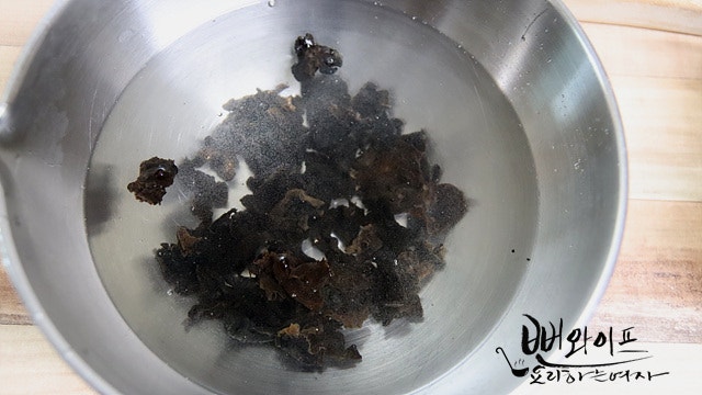 Prepare the wood ear mushrooms — step photo 1