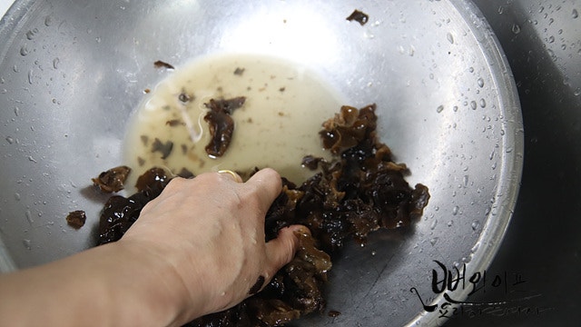 Prepare the wood ear mushrooms — step photo 1