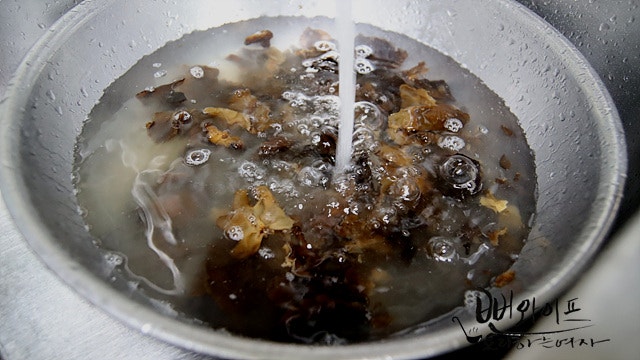 Prepare the wood ear mushrooms — step photo 2
