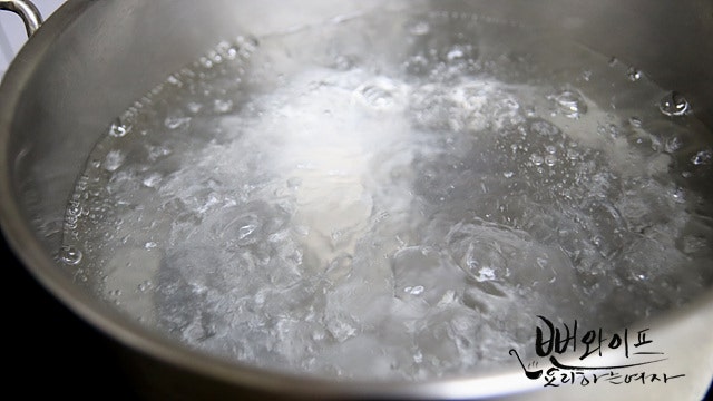 Blanch the spinach — step photo 1