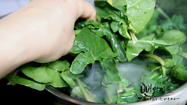 Blanch the spinach — step photo 2