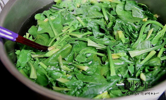 Blanch the spinach — step photo 1