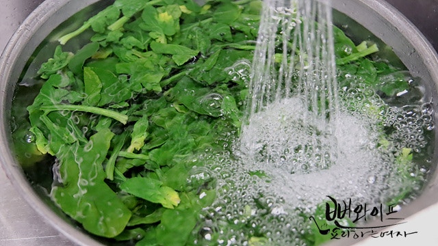 Blanch the spinach — step photo 2