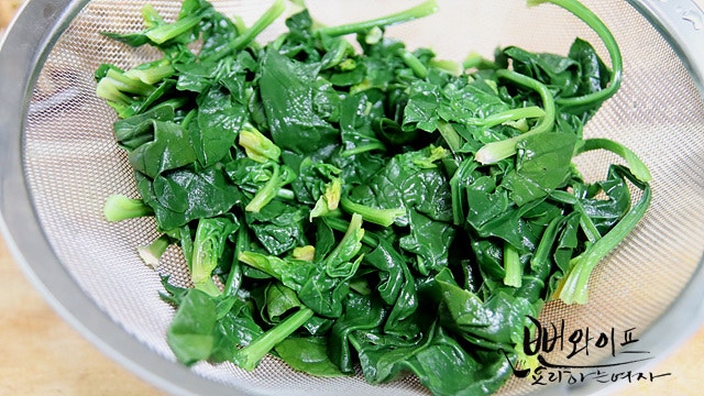 Blanch the spinach — step photo 1