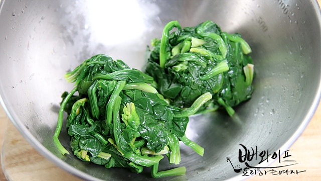 Blanch the spinach — step photo 2
