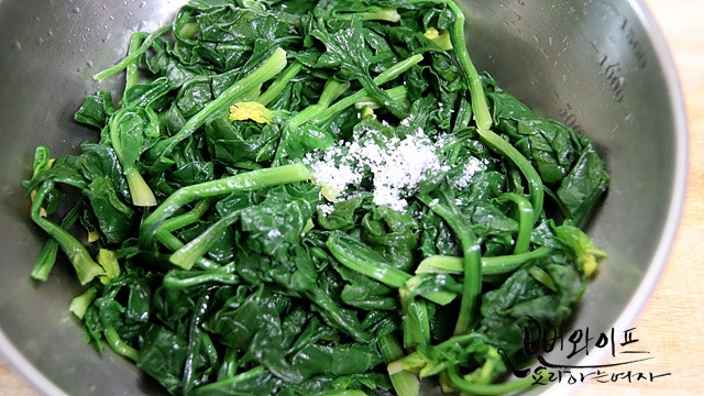 Blanch the spinach — step photo 3