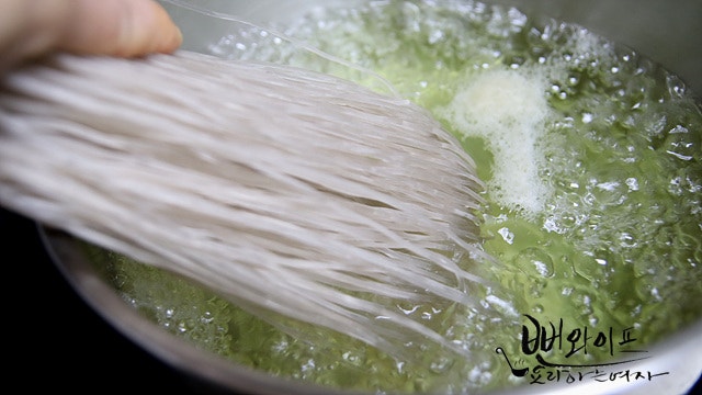 Boil the glass noodles — step photo 1