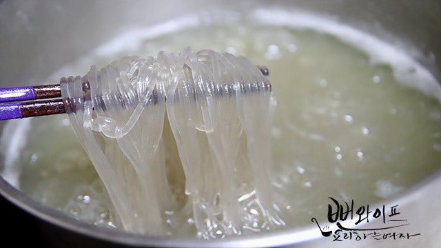 Boil the glass noodles — step photo 2