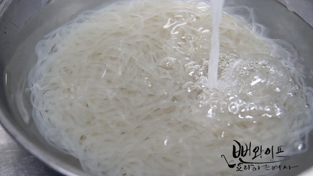 Boil the glass noodles — step photo 1