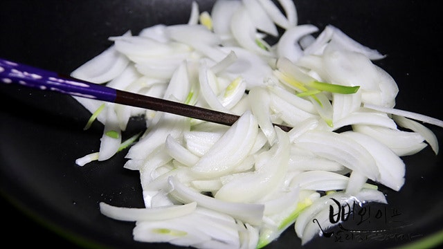 Stir-fry the ingredients — step photo 1