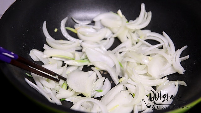 Stir-fry the ingredients — step photo 2