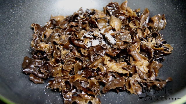 Stir-fry the ingredients — step photo 1