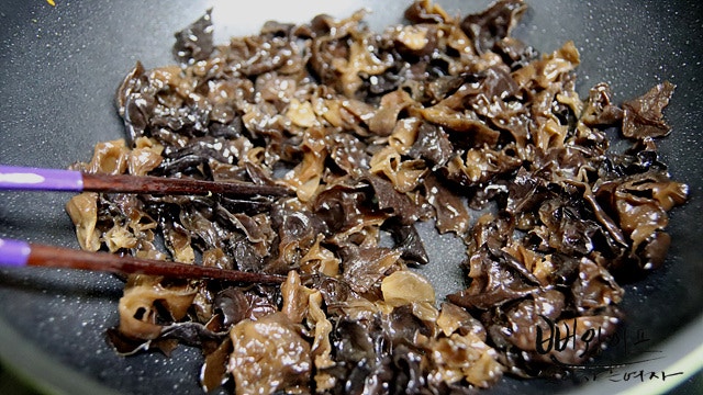 Stir-fry the ingredients — step photo 2