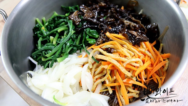 Toss the japchae — step photo 1