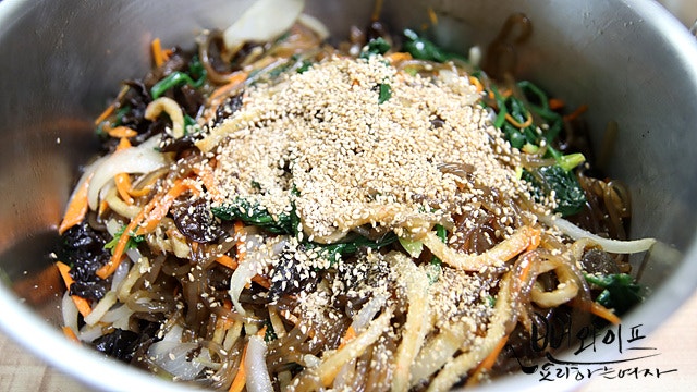 Toss the japchae — step photo 1
