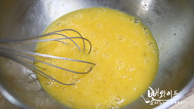Beat the eggs — step photo 2