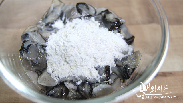 Coat the oysters in flour — step photo