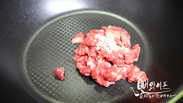 牛肉を炒める — 手順の写真 1