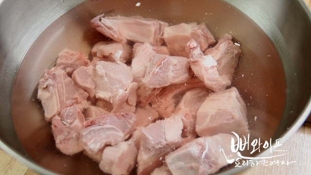 豚スペアリブの血抜きと下ゆで — 手順の写真 2
