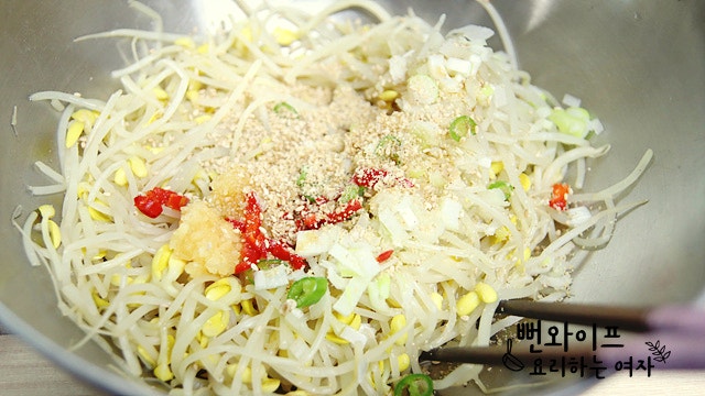 豆もやしを和える — 手順の写真 1