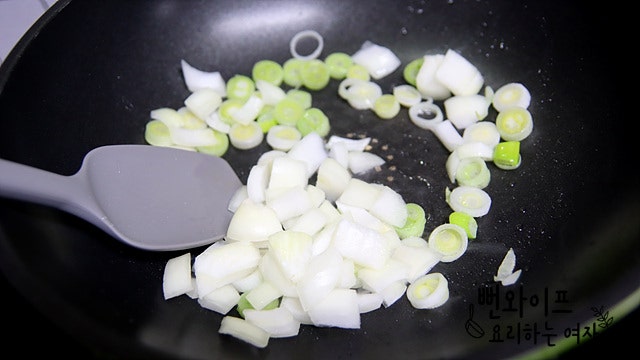Stir-fry the ingredients — step photo 1