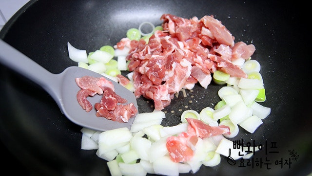 Stir-fry the ingredients — step photo 2