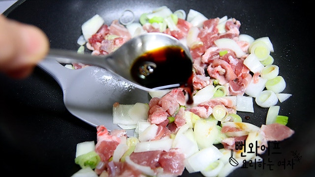 Stir-fry the ingredients — step photo 1