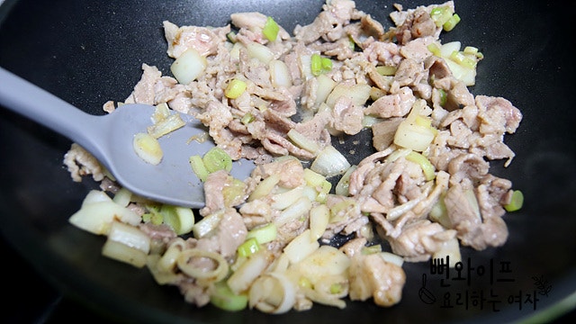 Stir-fry the ingredients — step photo 3