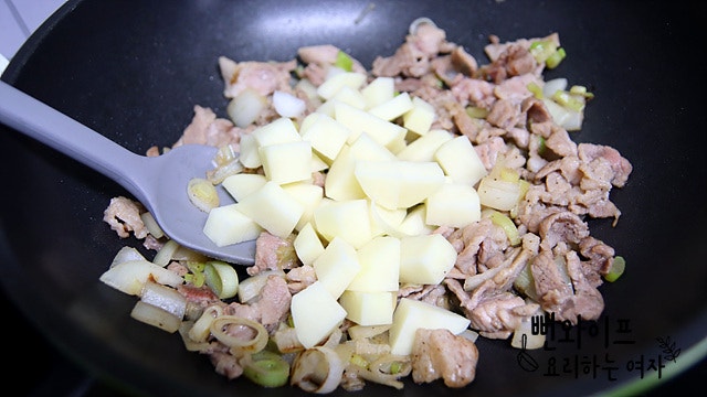 Stir-fry the ingredients — step photo 1