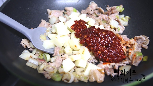 Stir-fry the ingredients — step photo 2