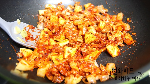 Stir-fry the ingredients — step photo