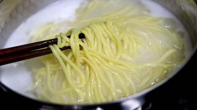 麺をゆでる — 手順の写真