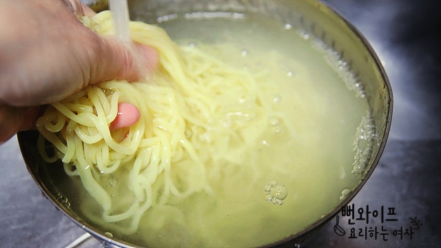 麺をゆでる — 手順の写真 1