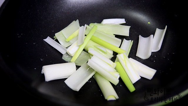 Stir-fry in green onion oil — step photo 1