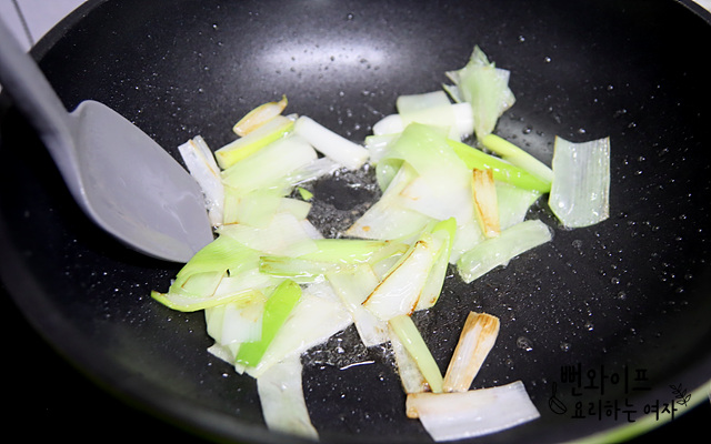 Stir-fry in green onion oil — step photo 2