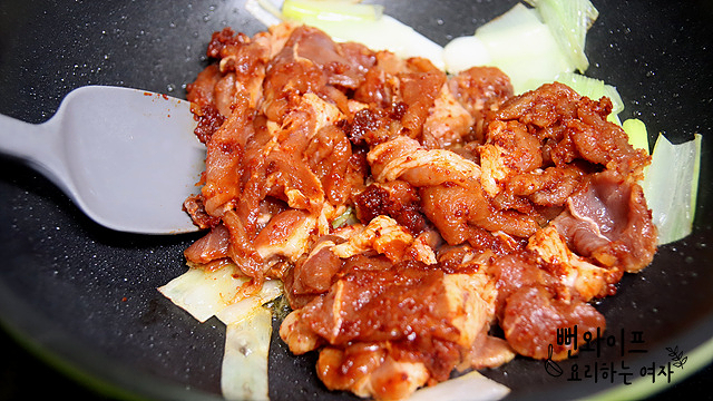 Stir-fry the pork — step photo 1