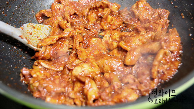 Stir-fry the pork — step photo 2
