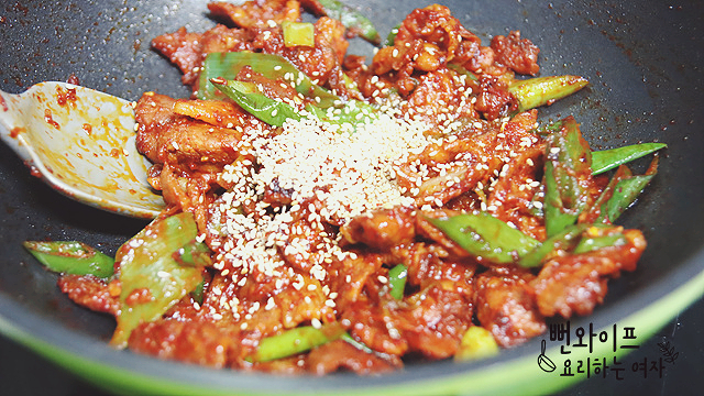 Stir-fry the pork — step photo 2