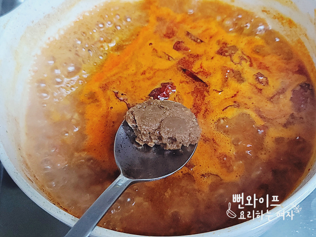 肉を炒める — 手順の写真 1