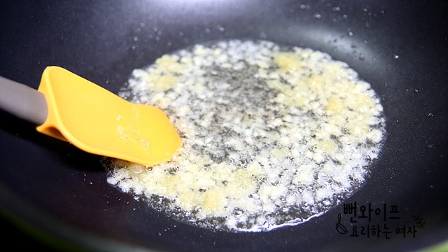 Stir-fry the anchovies in garlic oil — step photo 1