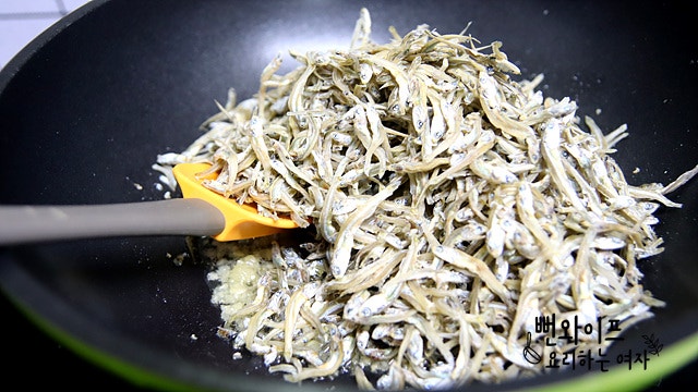 Stir-fry the anchovies in garlic oil — step photo 2